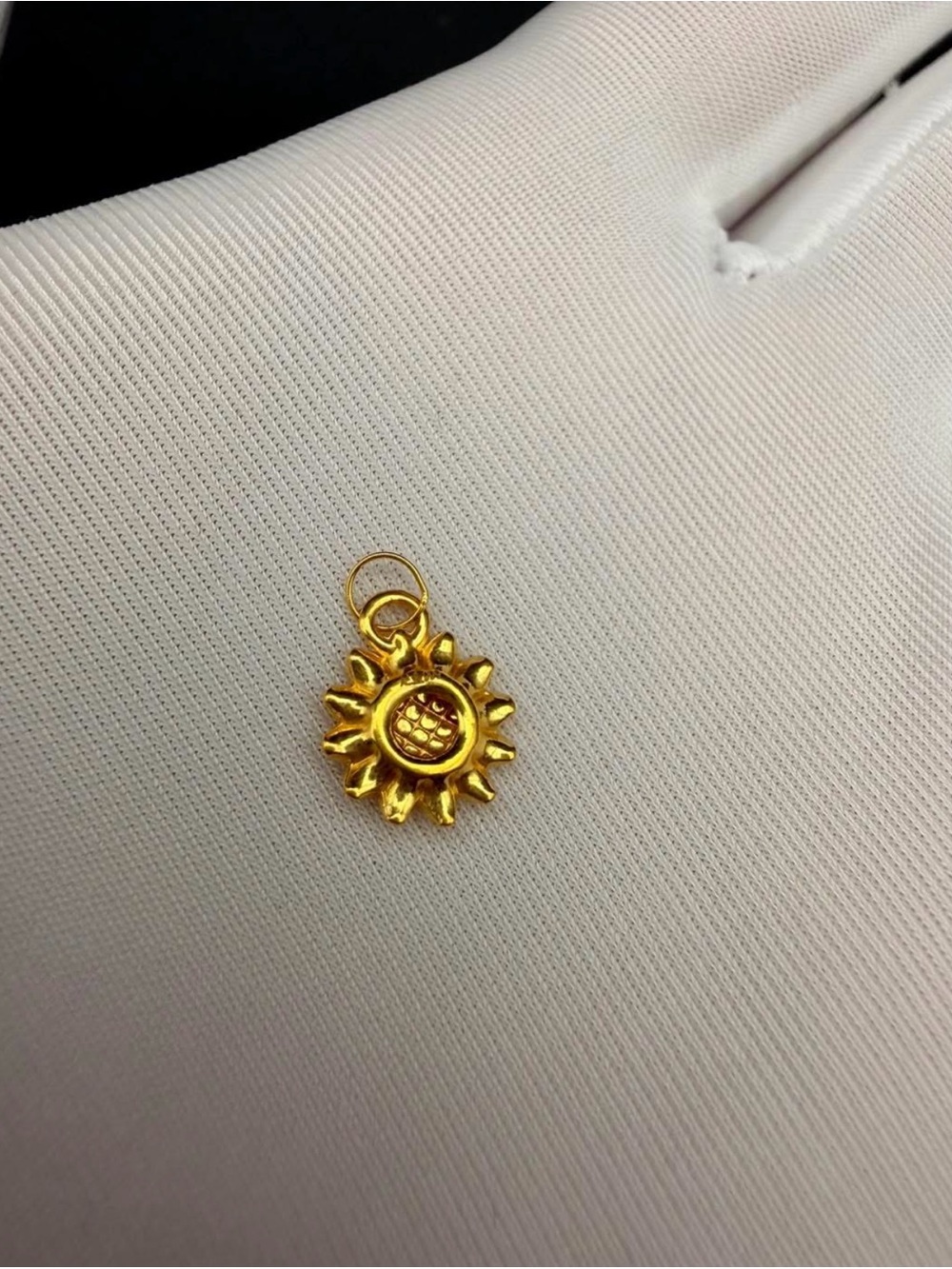 24K Solid Gold Sunflower Pendant Lucky Charm Necklace With Certificate - Picture 3 of 6